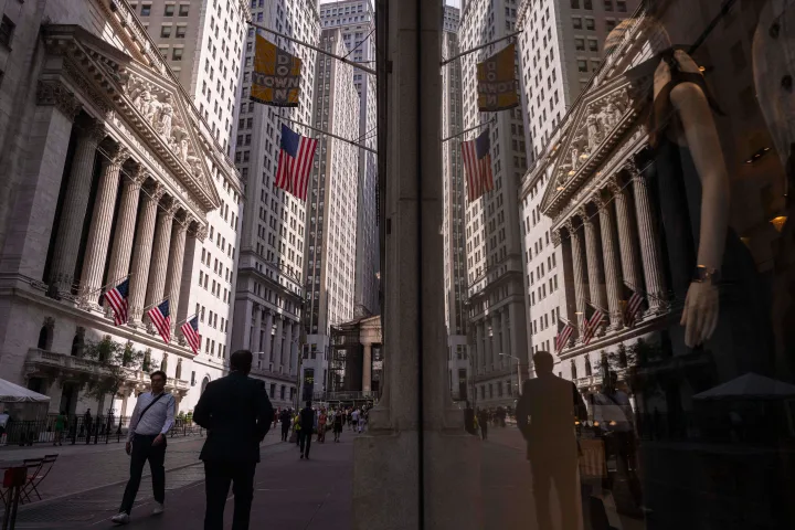 US stocks move lower and pull S&P 500 back from its record