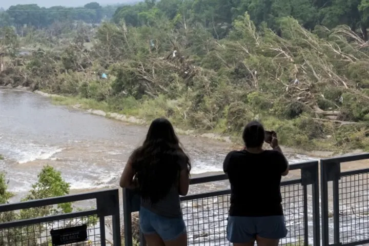 Risk of further floods in Texas during desperate search for missing as death toll tops 80