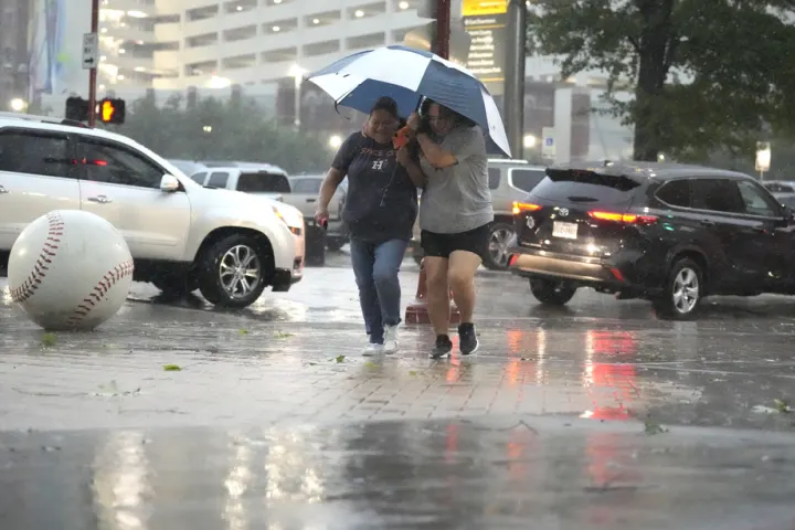 Hot weather poses new risk as thousands remain without power after deadly Houston storm